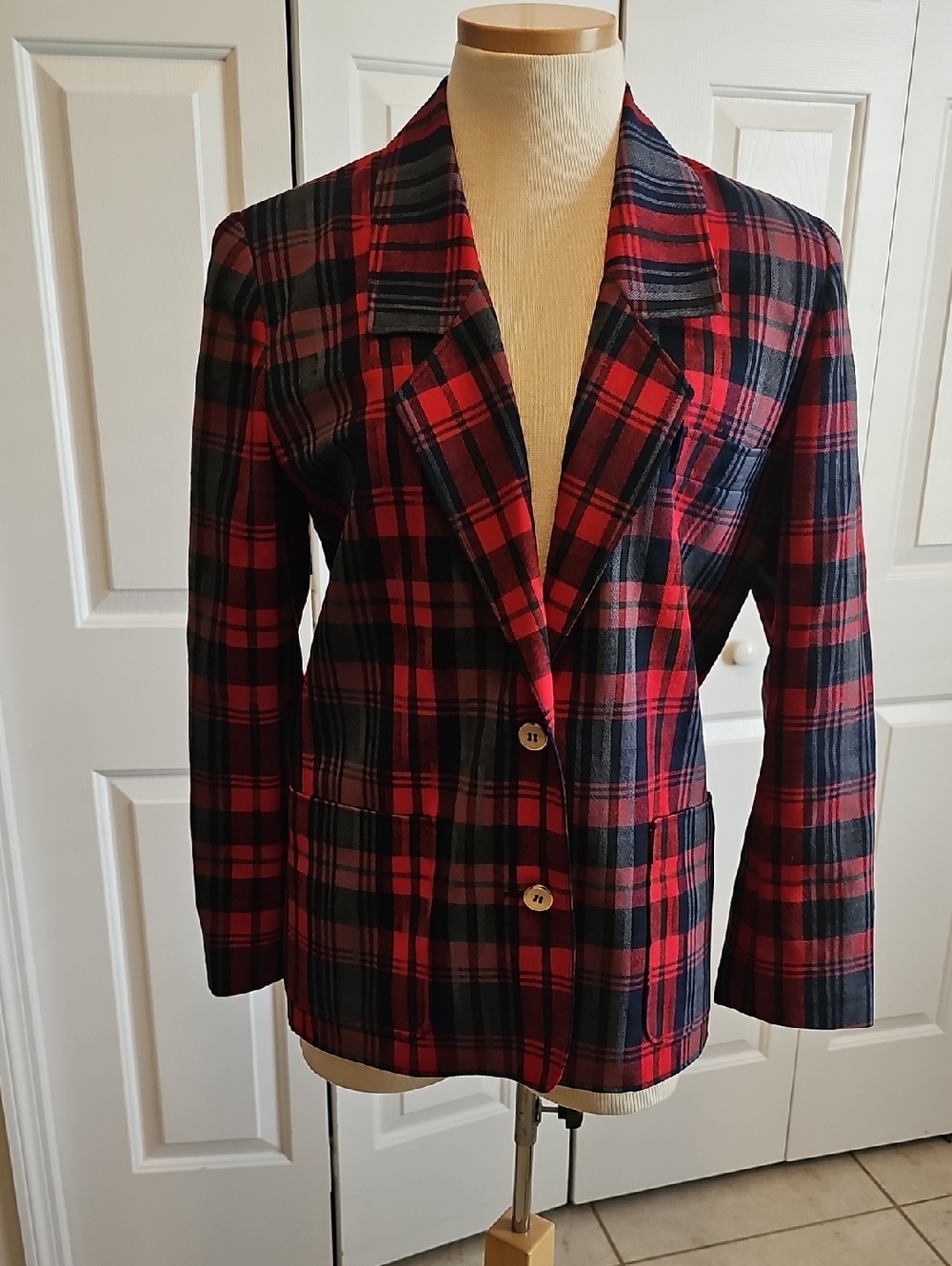 Classic Red & Black Plaid ‎ Lightweight Women's Blazer. Gold Buttons. No Size. M